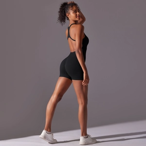 Vue détaillée du dos d'une combinaison de yoga noire à dos nageur et coupe ajustée