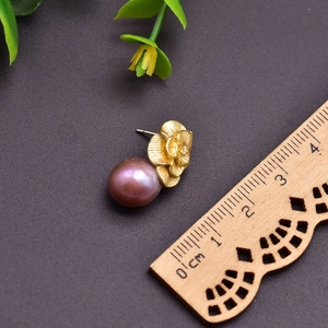 Elegant 925 silver needle pearl earrings with gold floral texture and purple Edison pearl