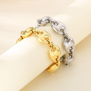 Dettaglio macro delle maglie da 19mm dorate e argentate su un bracciale a catena moderno