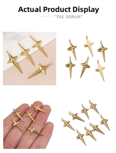 Détail macro du pendentif étoile dorée avec texture métallique brossée et anneau supérieur