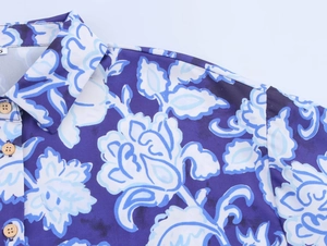 Détail du col de chemise à fleurs avec boutons en bois et impression de qualité