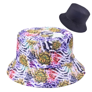 Detalle de sombrero de pescador con estampado de girasoles y gorro de sol negro reversible