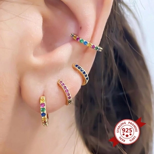 Nahaufnahme von Regenbogen-Zirkonia-Ohrringen am Ohr mit 925er Silber-Qualitätssiegel