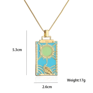 Detail of 18K gold-plated tarot sun pendant with dimensions 5.3cm x 2.6cm and weight 17g
