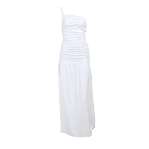 Détail de la robe longue blanche à une épaule avec taille froncée et fente latérale