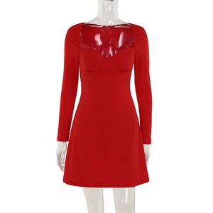 Détail de la mini robe rouge à manches longues avec décolleté en cœur et coupe ajustée