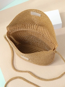 Handmade shell-shaped straw crossbody bag with velcro closure and internal space detail