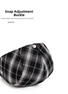 Détail de la boucle métallique réglable et du tissu à carreaux noir et blanc du béret