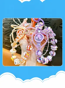 Vue détaillée de la lanière de téléphone en perles colorées avec miroir et nœud