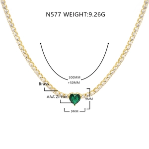 Dettagli della collana in ottone placcato oro 18k con zircone a cuore verde e misure