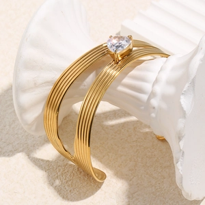 Bracelet jonc minimaliste en acier doré 18 carats avec rayures et zircon coeur