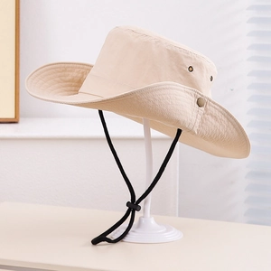 Vue détaillée du chapeau de soleil beige avec cordon réglable et aérations latérales