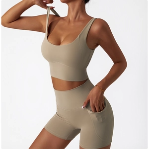 Détail du short de yoga à taille haute avec poche latérale et tissu mat terreux