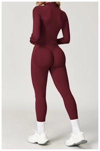 Rückansicht eines weinroten Yoga-Sets mit hoch taillierten Leggings und V-Lift-Effekt-Naht
