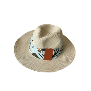 Chapeau de paille d'été à large bord pour femme avec foulard bleu et écusson en cuir