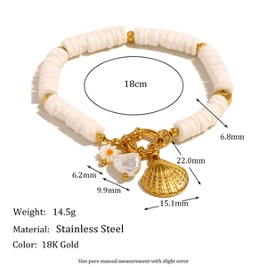Détail du bracelet en acier inoxydable doré 18K avec perles et breloques en coquillage