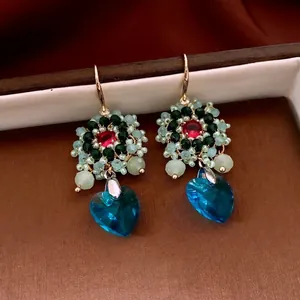 Orecchini vintage boho a fiore e cuore con cristalli blu e dettagli di perline