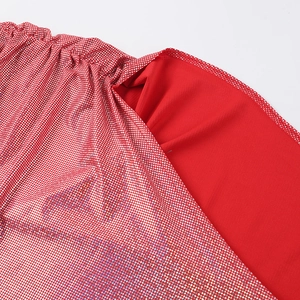 Detailansicht aus rotem Paillettenstoff mit silbernem Metallnetz und elastischem Bund