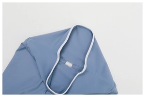 Dettaglio degli shorts blu da yoga con cintura a contrasto bianca e etichetta interna