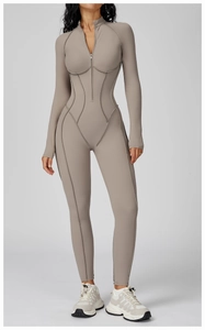 Dettaglio di tuta fitness elasticizzata con cuciture a contrasto e zip anteriore
