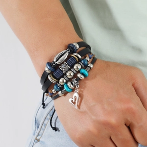 Mehrlagiges Lederarmband mit blauen Perlen, Holzakzenten und silbernem Herzanhänger