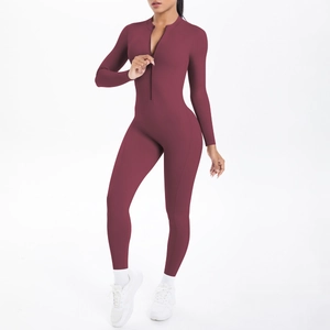 Detailansicht des Reißverschlusses und der Textur dieses burgunderroten Langarm-Catsuits
