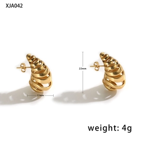 Dettaglio dimensioni 22mm x 11mm degli orecchini a spirale dorati in acciaio