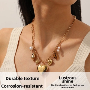 Détails du collier en acier doré avec pendentifs cœur gravé et motifs léopard chic