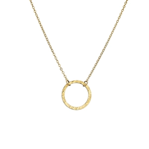 Collier minimaliste en or avec pendentif rond martelé sur une fine chaîne en acier