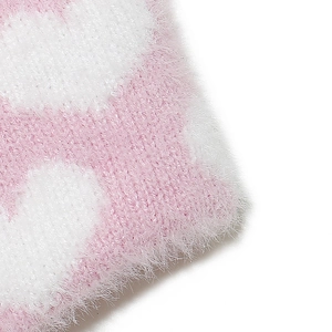 Dettaglio macro del tessuto felpato a scacchi rosa e bianco con texture morbida