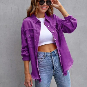 Detail der lila Used-Look Jeansjacke mit ausgefransten Kanten und Metallknöpfen nah