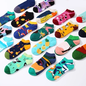Chaussettes basses en coton aux motifs colorés variés sur un fond blanc épuré