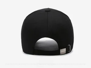 Détail de la boucle métallique réglable à l'arrière de la casquette en coton noir