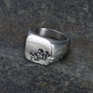 Minimalistischer Punk-Ring in Silber mit Lava-Textur aus poliertem Edelstahl