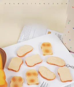 Gedetailleerde macro-opname van realistische mini-toastbedels op een dienblad met ringen