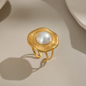 Bague élégante plaquée or avec grande perle centrale et texture radiale au design épuré