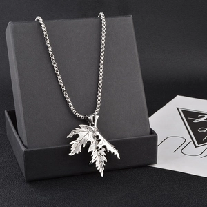 Collier Pendentif Feuille D'Érable Chaîne En Acier Titane Feuille En Alliage Bijoux Hip Hop Streetwear Hommes Femmes