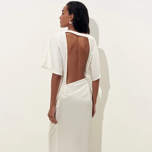 Elegantes weißes rückenfreies Maxikleid für Damen mit hohem Schlitz aus glattem Satin