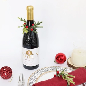 Decorazione tavola di Natale con portatovaglioli a corna bianche e accenti di pino