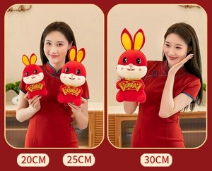 Confronto dettagliato delle dimensioni dei peluche coniglio rosso: 20cm, 25cm e 30cm opzioni.