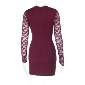 Vue arrière d'une robe en dentelle bordeaux moulante à manches longues avec une coupe sexy