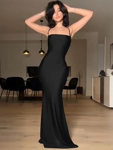 Elegante abito lungo attillato nero senza schienale con spalline sottili e stile a sirena
