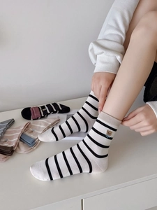 Détails de chaussettes en coton respirant avec broderie ours et motifs à rayures variés