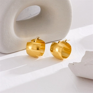 Minimalist chunky golden geometric hoop earrings made of titanium steel for women