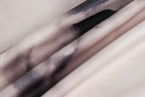 Macro de maille douce avec texture côtelée et effet dégradé tie-dye violet intense