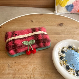 Trousse à carreaux rose tricotée avec décor cerise et texture pelucheuse à grande capacité