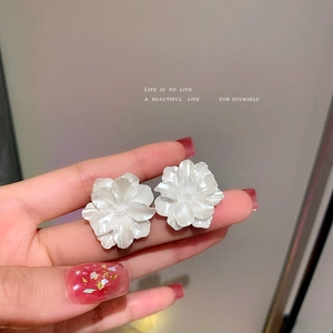 Elegante weiße Kamelienblüten-Ohrstecker aus Harz im minimalistischen koreanischen Stil