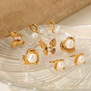 Élégant ensemble de boucles d'oreilles en acier doré avec perles, fleurs et papillons
