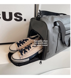Dettaglio borsone da viaggio con scomparto laterale separato per scarpe e sneaker