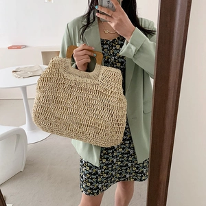 Grande borsa tote in paglia intrecciata beige con manici in legno per la spiaggia